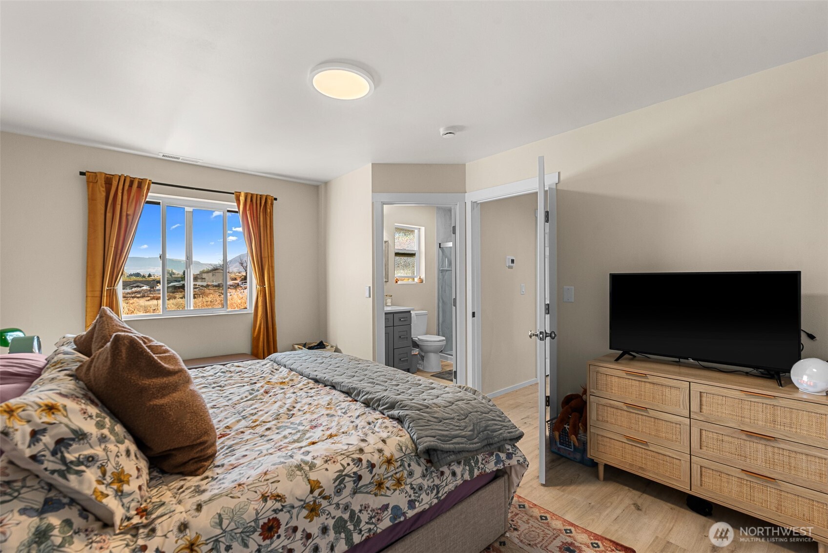 3577 Bainard Road Malaga, WA 98828 - Photo 12 of 39 a bedroom with a large bed and a flat screen tv