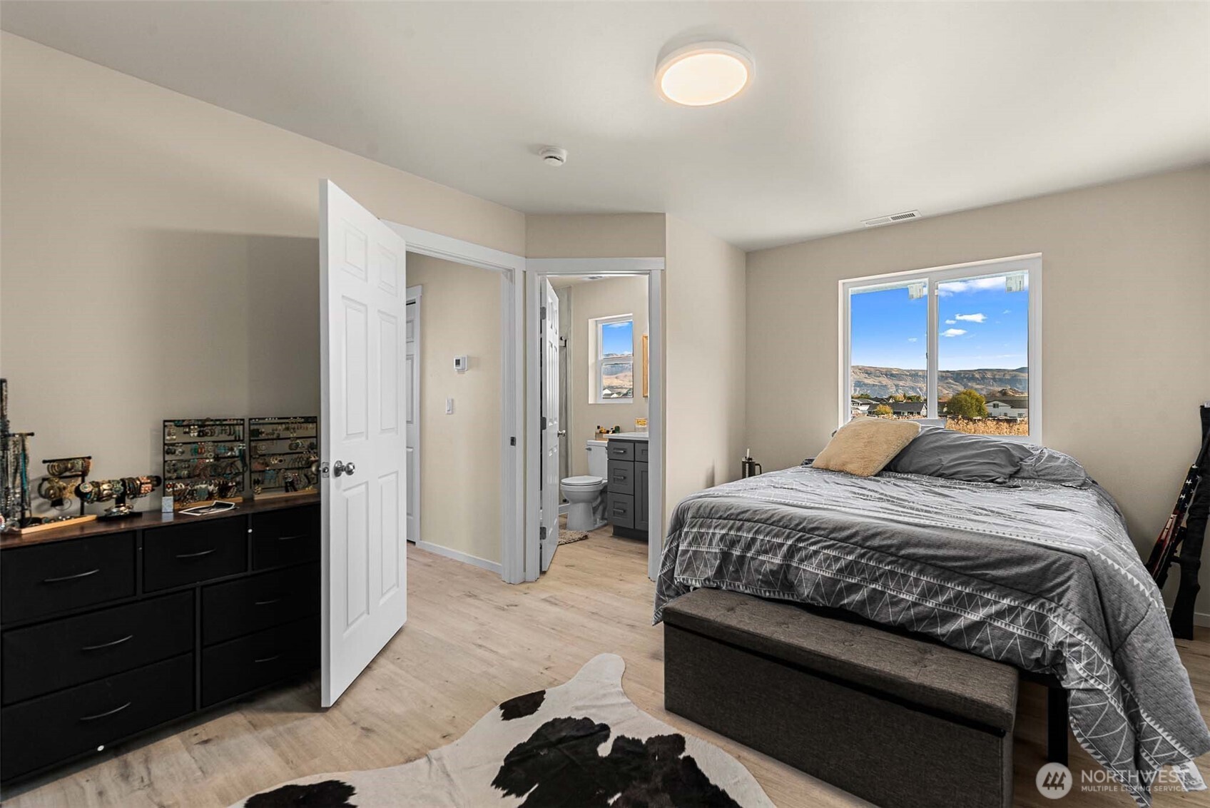 3577 Bainard Road Malaga, WA 98828 - Photo 29 of 39 a bedroom with a bed and a dresser