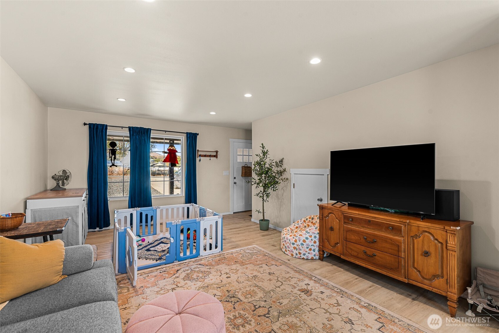 3577 Bainard Road Malaga, WA 98828 - Photo 3 of 39 a living room with furniture and a flat screen tv