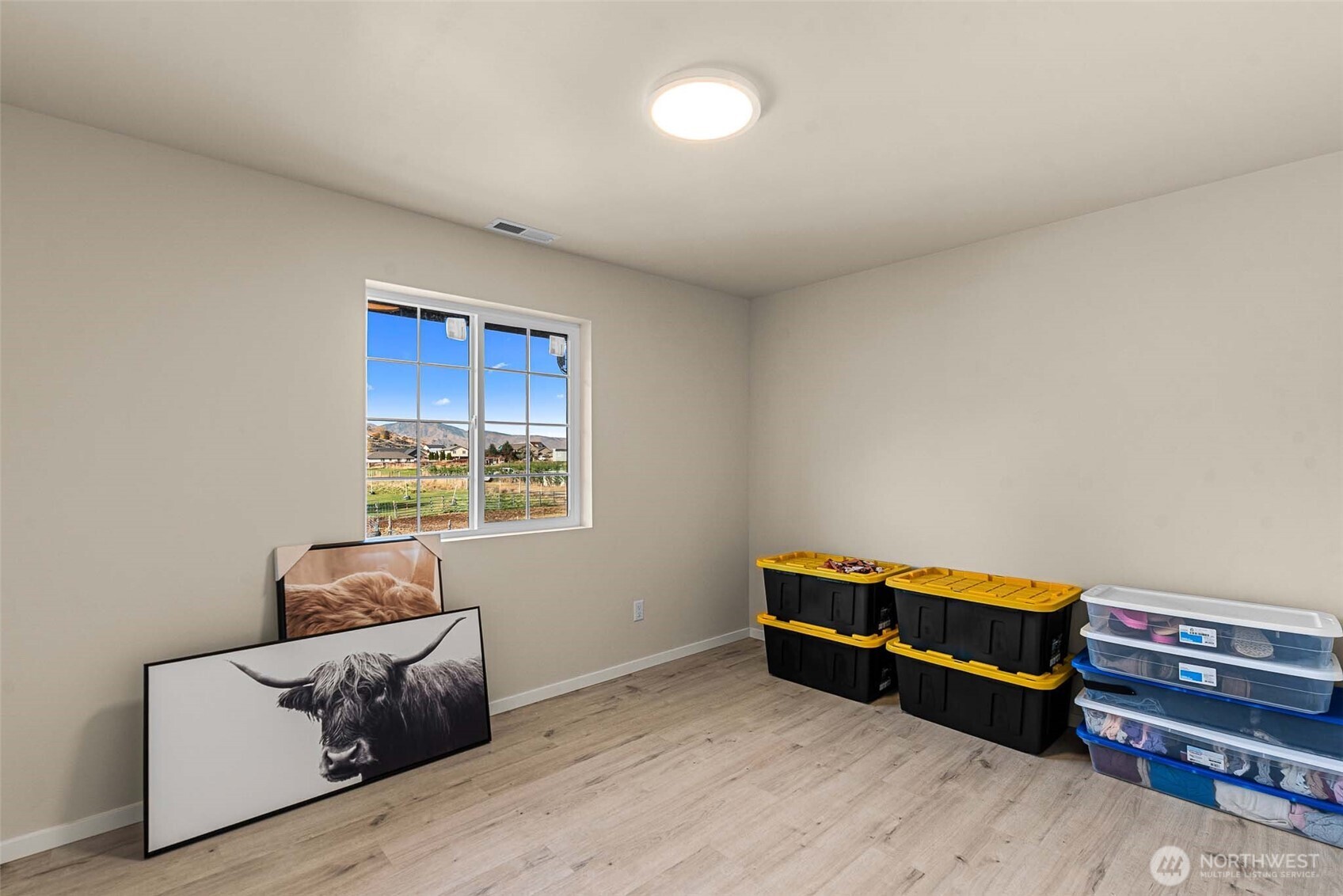 3577 Bainard Road Malaga, WA 98828 - Photo 33 of 39 a room with furniture and a window