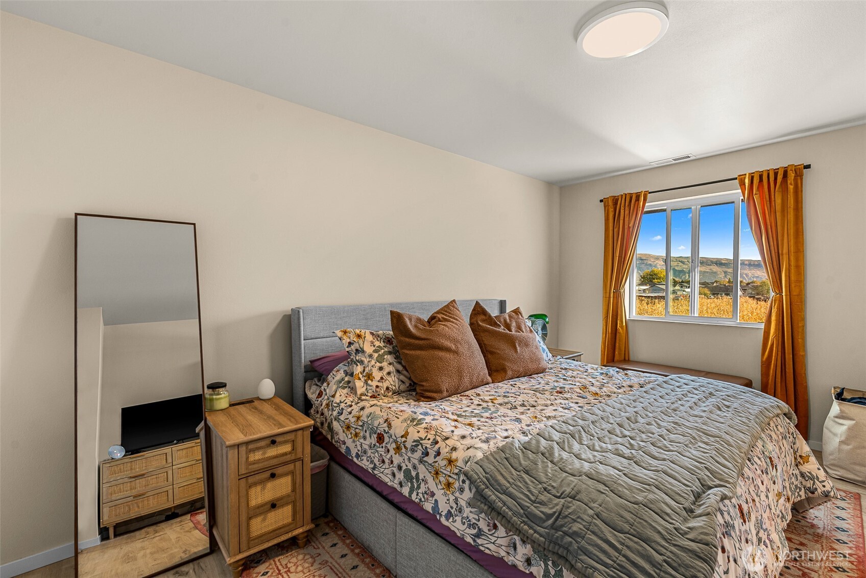 3577 Bainard Road Malaga, WA 98828 - Photo 10 of 39 a bedroom with a bed and a television