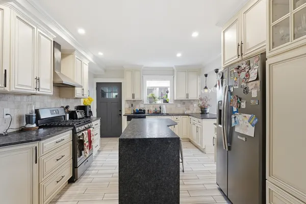 $699,999 | 20 Oak Hill Road, Saugus, MA 01906