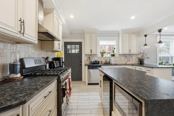 $699,999 | 20 Oak Hill Road, Saugus, MA 01906