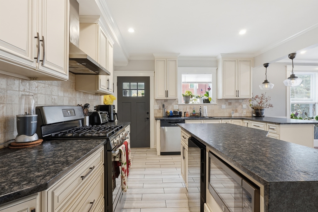 20 Oak Hill Road Saugus, MA 01906 - Photo 10 of 42