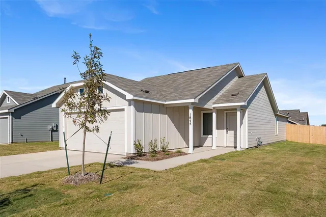a view of a house with backyard