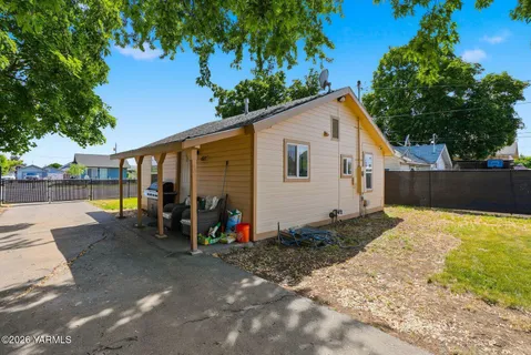 $257,500 | 114 C Street East, Wapato, WA 98951
