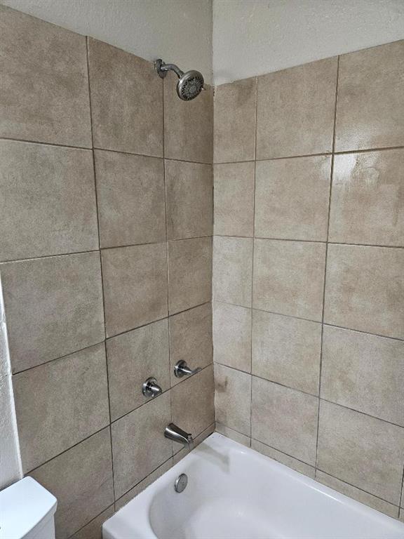 3511 Casa Ridge Drive Mesquite, TX 75150 - Photo 25 of 29 a bathroom with a bathtub