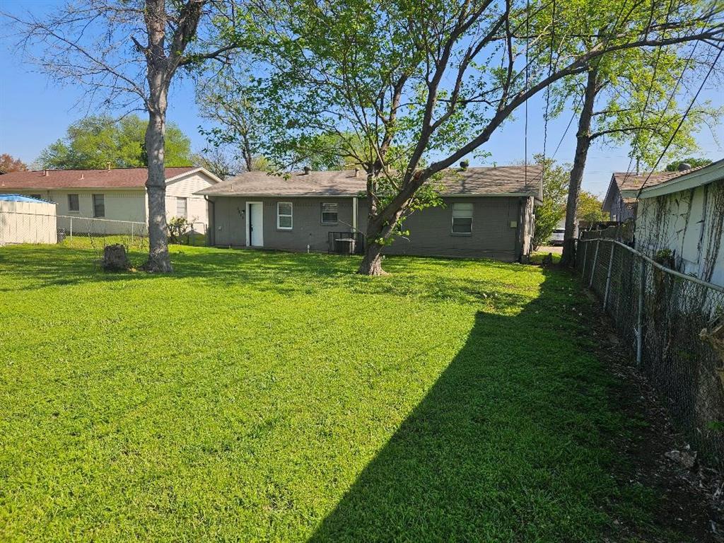 3511 Casa Ridge Drive Mesquite, TX 75150 - Photo 28 of 29 a backyard of a house with yard and tree