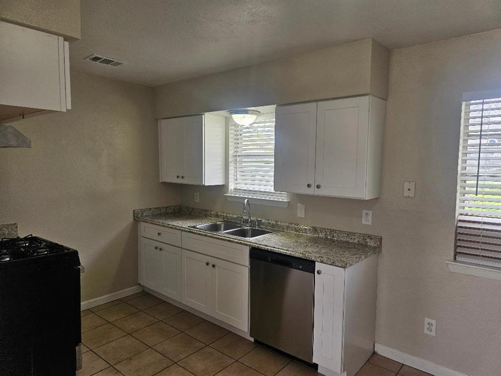 3511 Casa Ridge Drive Mesquite, TX 75150 - Photo 4 of 29 a kitchen with a sink stove and cabinets