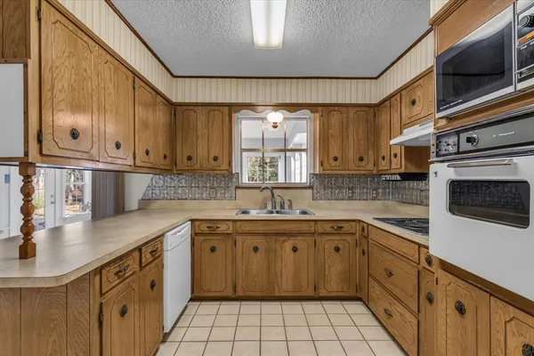 $349,900 | 805 Evelyn Drive, Lorena, TX 76655