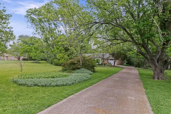 $349,900 | 805 Evelyn Drive, Lorena, TX 76655