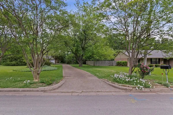 $349,900 | 805 Evelyn Drive, Lorena, TX 76655