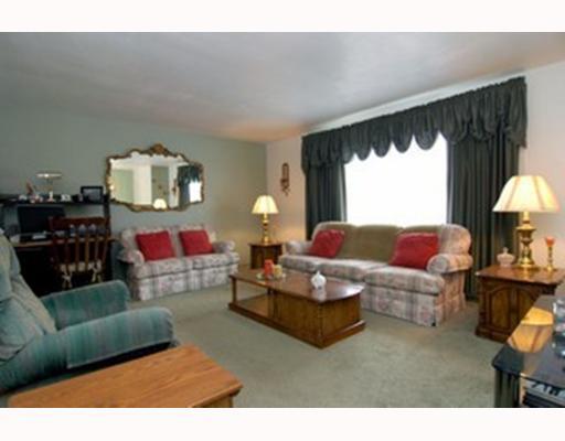420 Country Club Road Washington, PA 15301 - Photo 3 of 9 Living Room. good sized living room, neutral color, large wide window to let in the light.