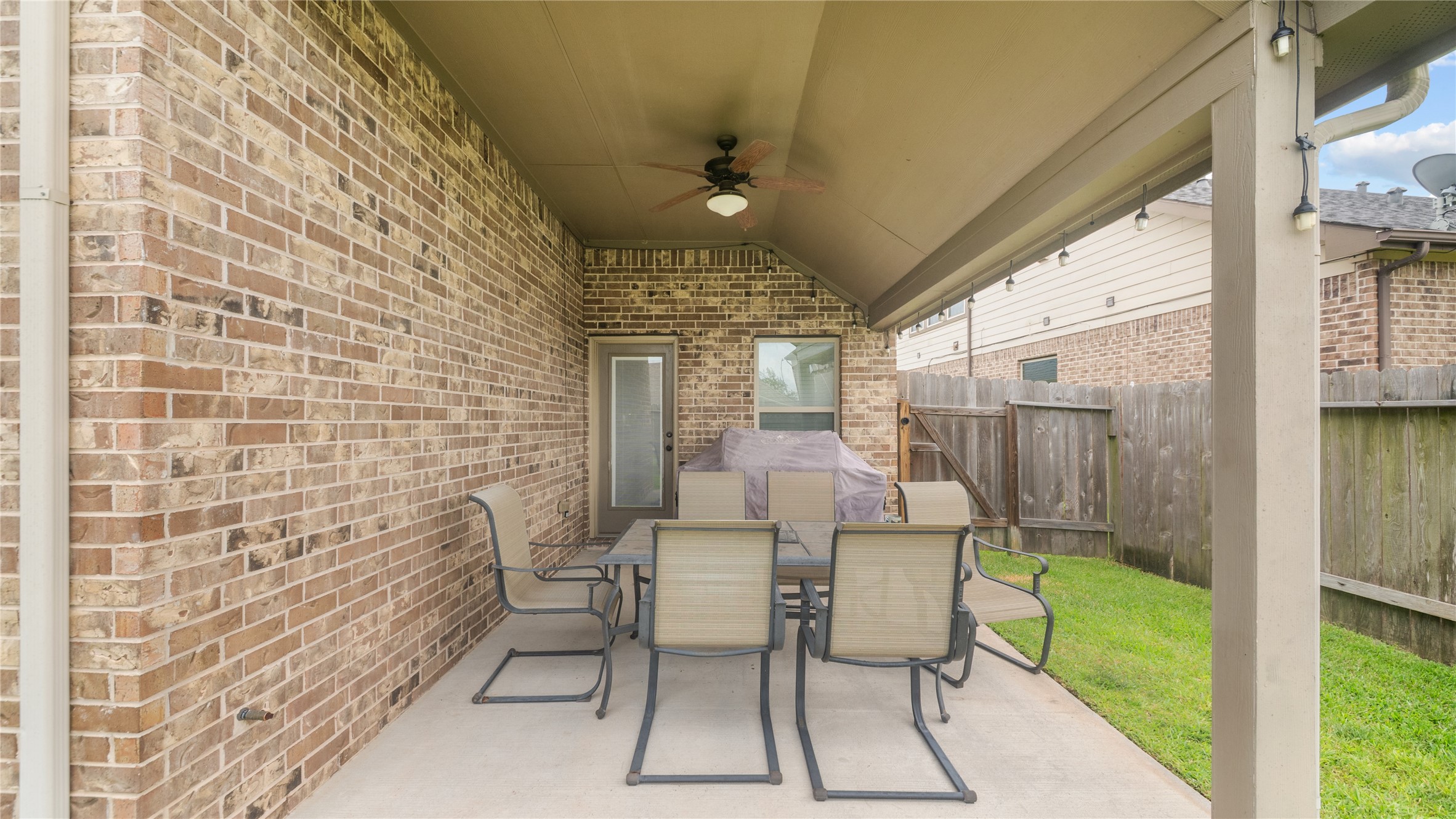 3864 Oakmist Bend Lane Spring, TX 77386 - Photo 32 of 38 a patio with table and chairs