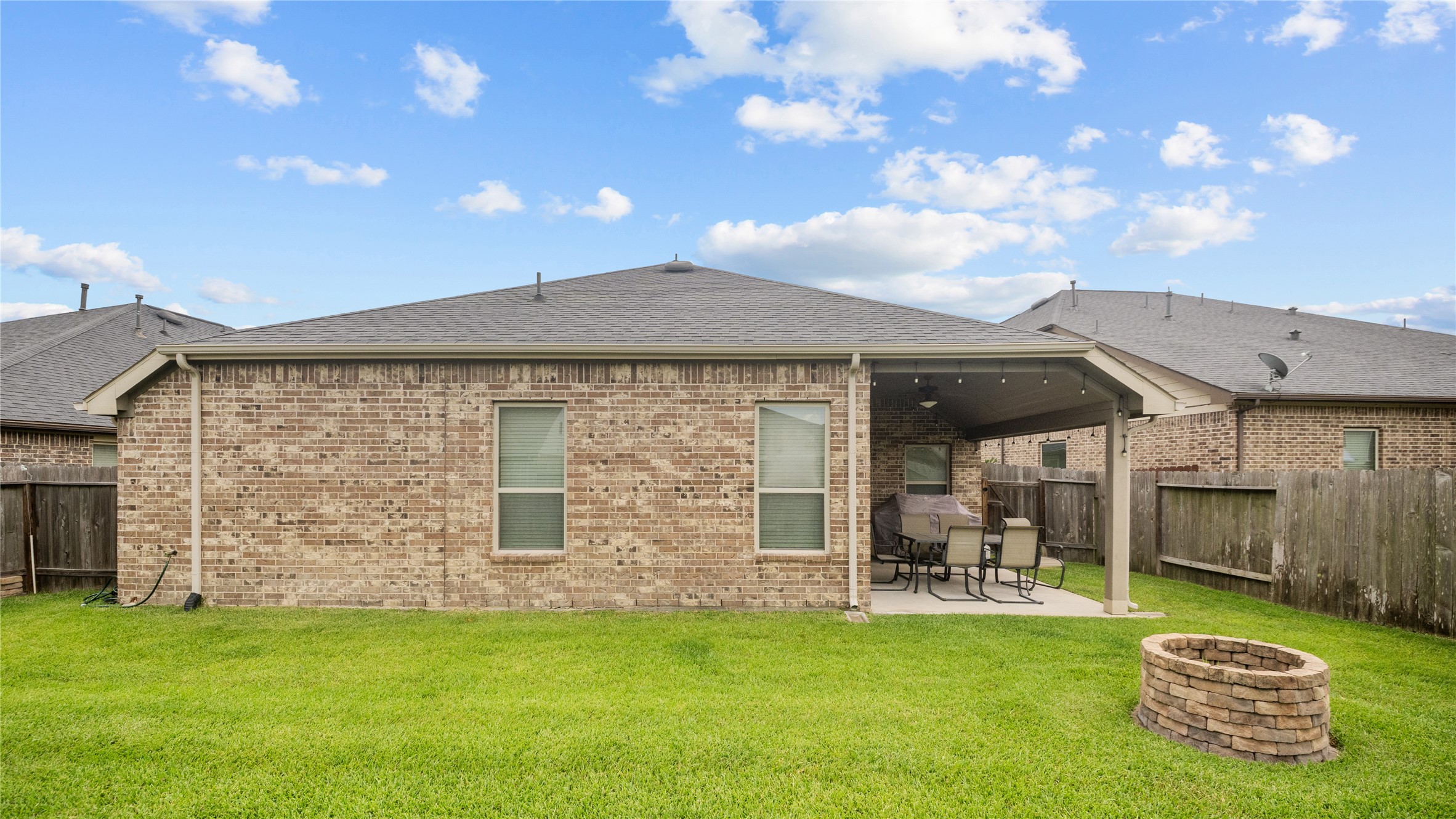 3864 Oakmist Bend Lane Spring, TX 77386 - Photo 36 of 38 a backyard of a house with table and chairs