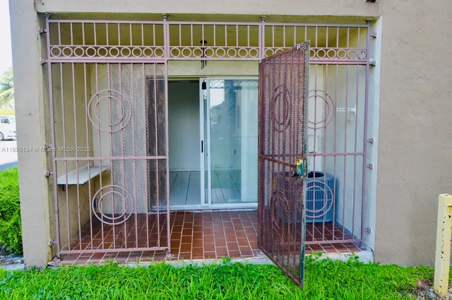 $260,000 | 8851 Northwest 119th Street, Unit 6117, Hialeah Gardens, FL 33018