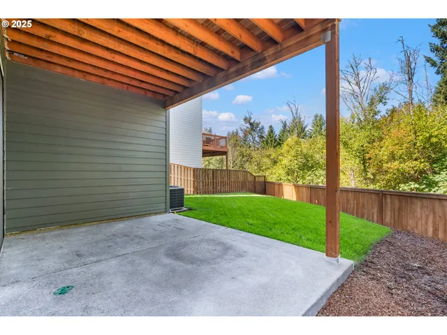 a view of a back yard