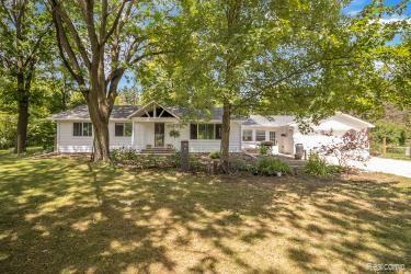 5304 West Ray Road Linden, MI 48451 - Photo 1 of 36