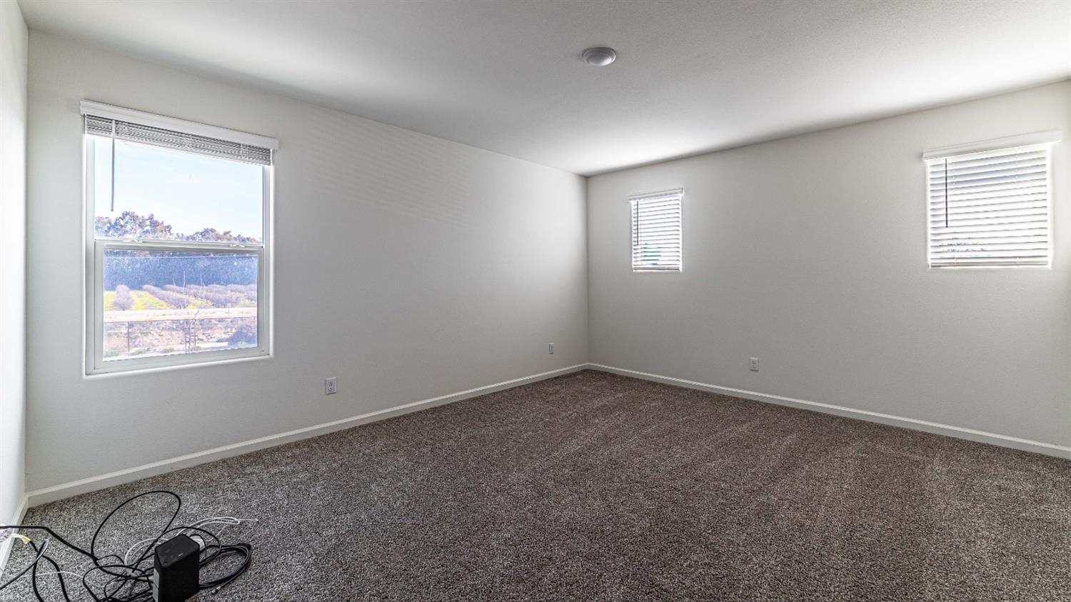 512 Barbara Avenue Sanger, CA 93657 - Photo 19 of 40 an empty room with windows