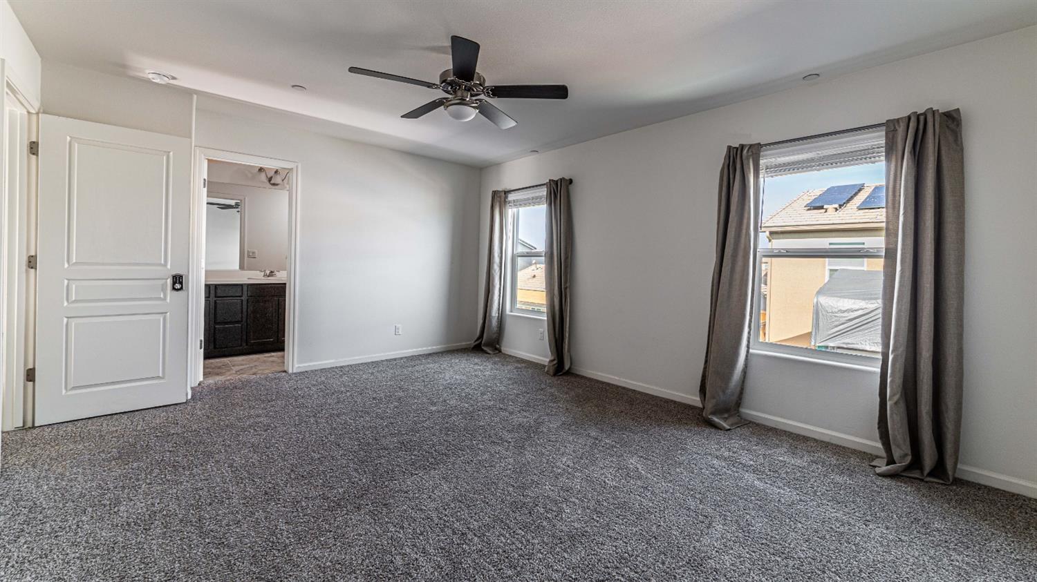 512 Barbara Avenue Sanger, CA 93657 - Photo 22 of 40 an empty room with windows and closet