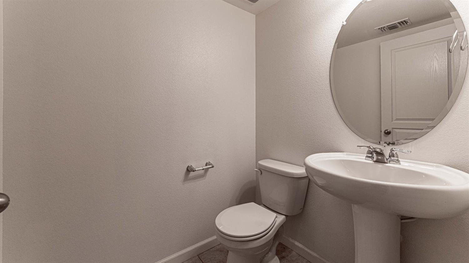 512 Barbara Avenue Sanger, CA 93657 - Photo 39 of 40 a bathroom with a toilet sink and mirror