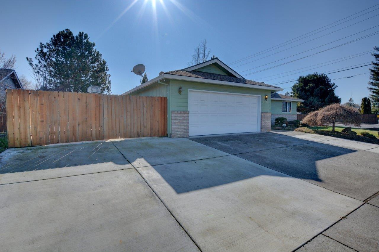 2502 Roberts Road Medford, OR 97504 - Photo 3 of 18 Additional Photo