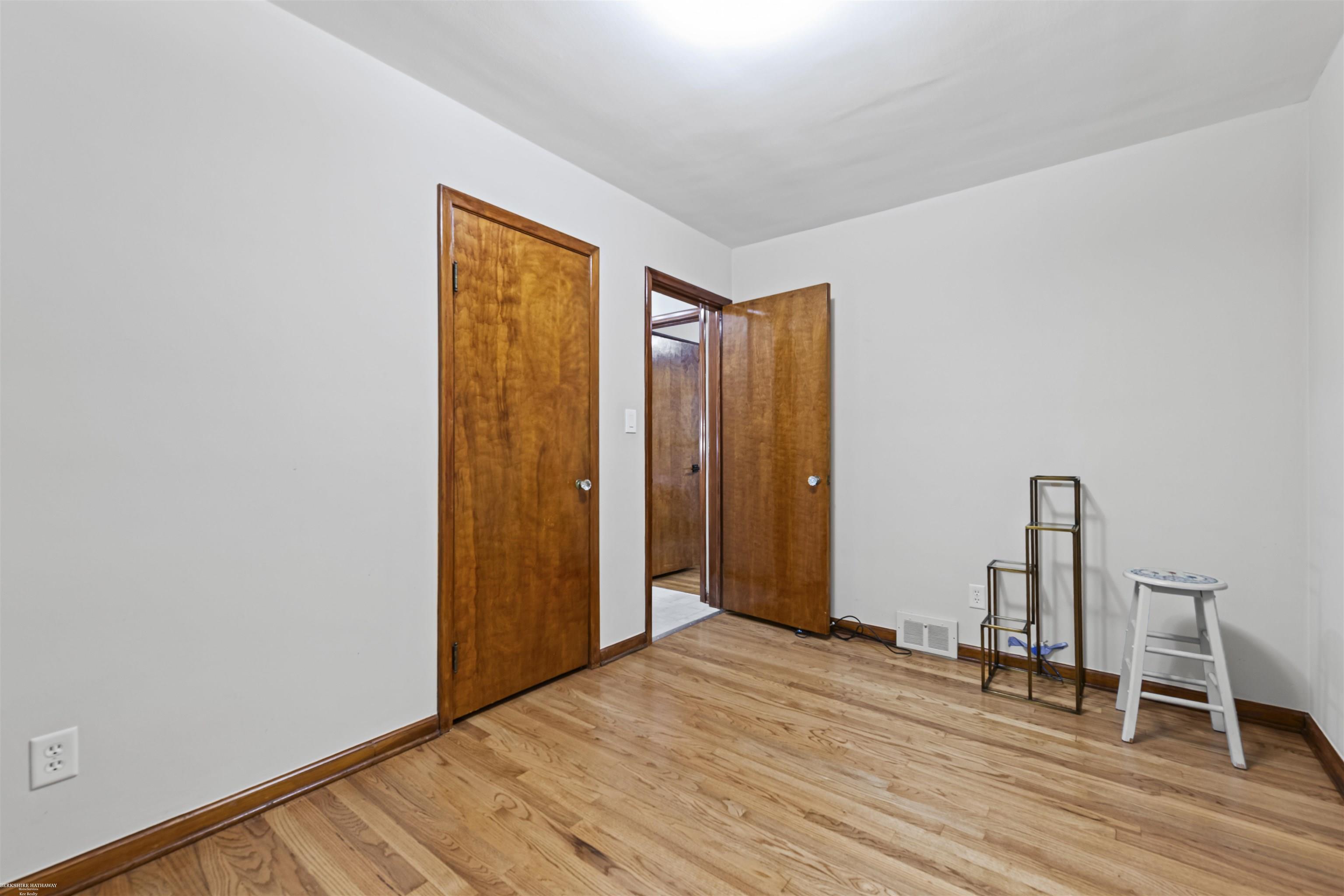 2147 Roslyn Road Grosse Pointe Woods, MI 48236 - Photo 16 of 32