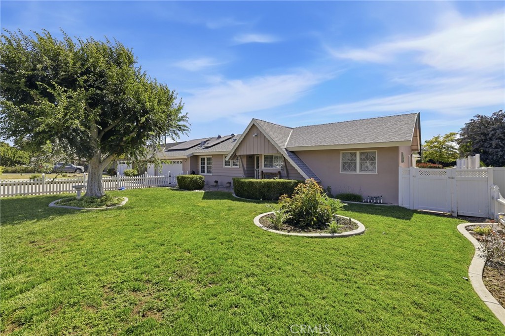 1869 Country Club Road Thousand Oaks, CA 91360 - Photo 2 of 35
