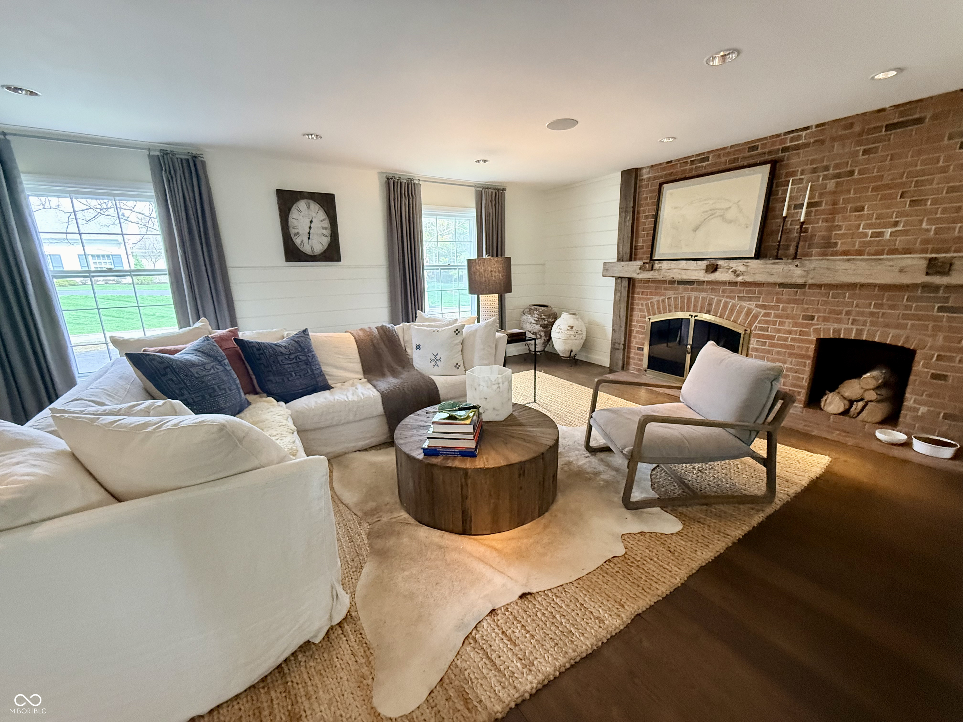 447 Round Hill Road Indianapolis, IN 46260 - Photo 3 of 7 Gallery Image 3