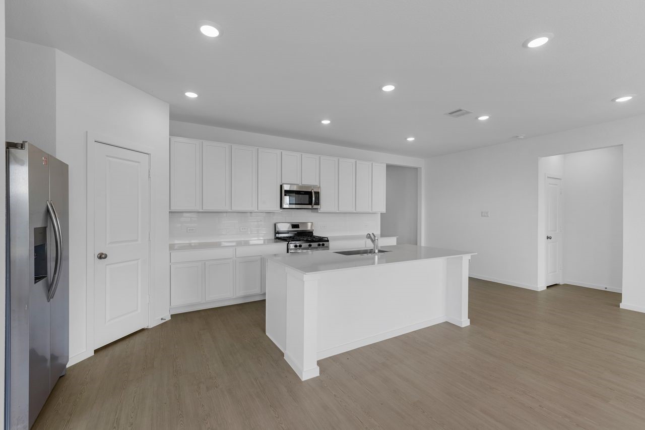 12 Robin Court Angleton, TX 77515 - Photo 7 of 30