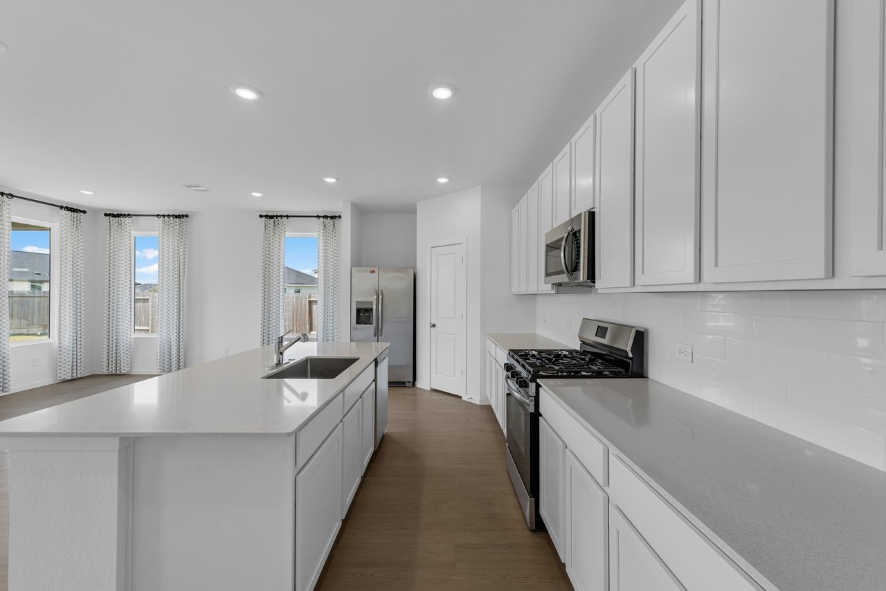 12 Robin Court Angleton, TX 77515 - Photo 10 of 30