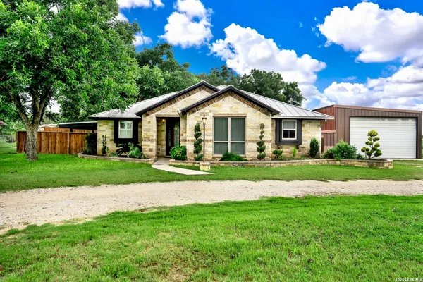 $825,000 | 768 County Road 664, Devine, TX 78016