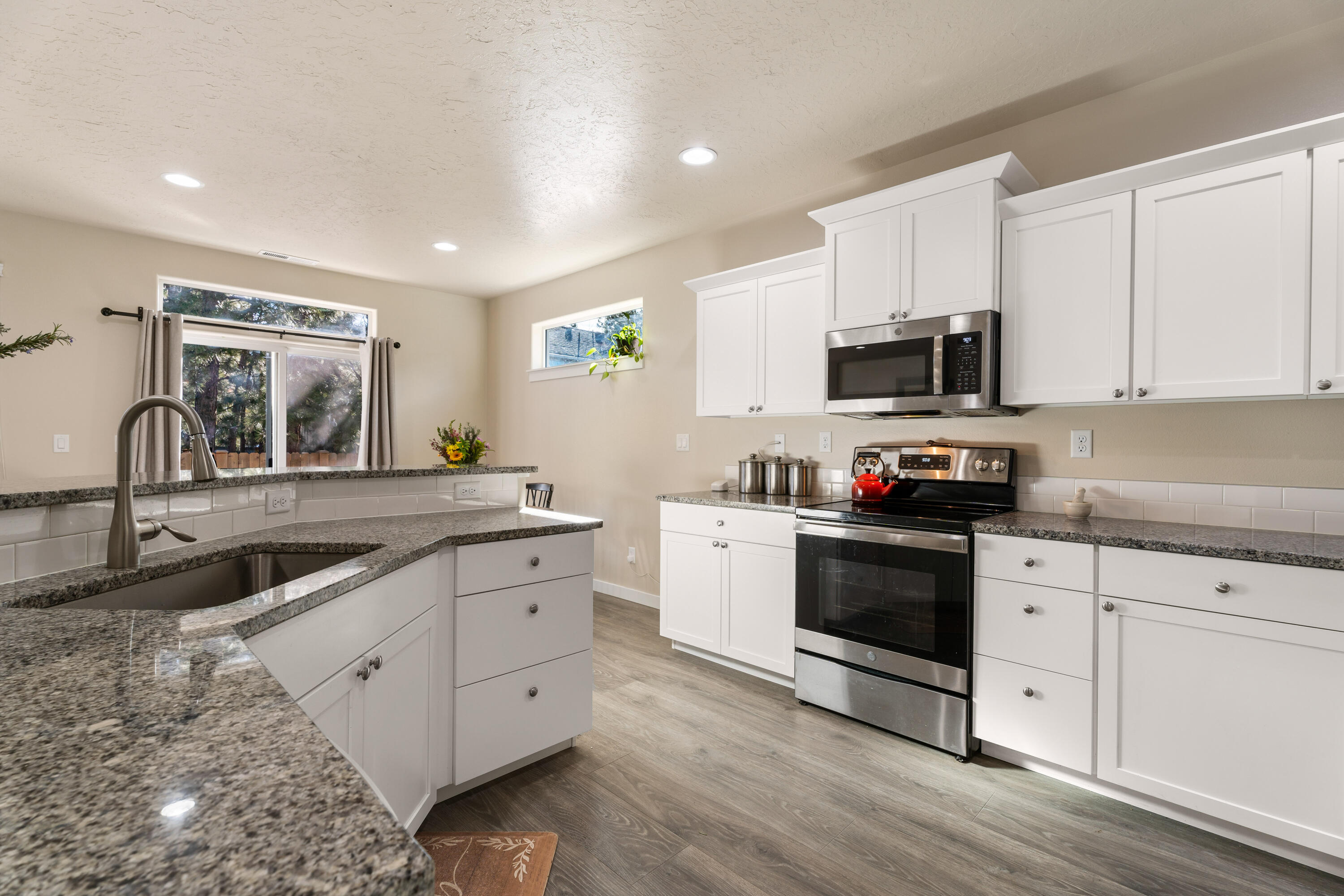 700 North McKinney Rnch Road Sisters, OR 97759 - Photo 6 of 22 23-Kitchen