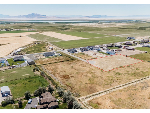 5752 West 2425th North, Unit 4 Hooper, UT 84315 - Photo 16 of 20 Approximate property boundaries highlighted
