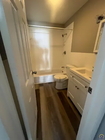 $87,800 | 901 Southeast Pinecrest Drive, Topeka, KS 66605