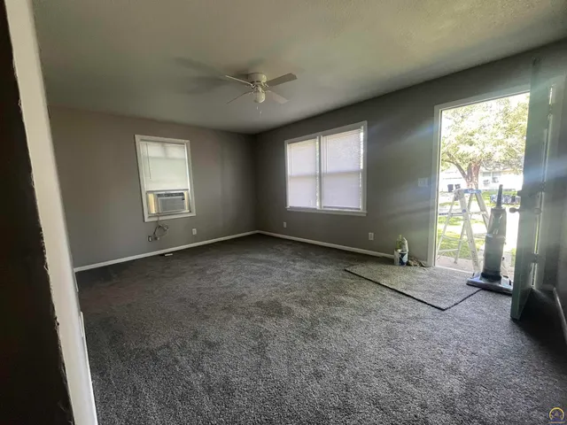 $87,800 | 901 Southeast Pinecrest Drive, Topeka, KS 66605