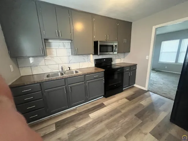 $87,800 | 901 Southeast Pinecrest Drive, Topeka, KS 66605