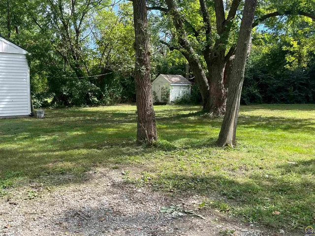 $87,800 | 901 Southeast Pinecrest Drive, Topeka, KS 66605