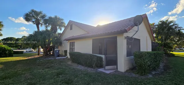 a view of a house with backyard and porch
