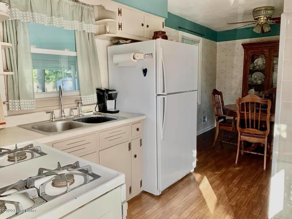6707 Aron Road Louisville, KY 40258 - Photo 15 of 37 Aron kitchen3