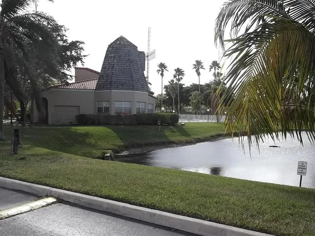 $2,100 | 334 Southwest 86th Avenue, Unit 102, Pembroke Pines, FL 33025