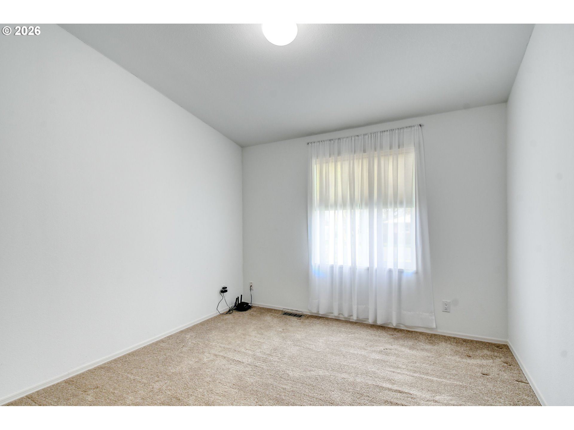 303 East College Street Athena, OR 97813 - Photo 29 of 42 an empty room with windows