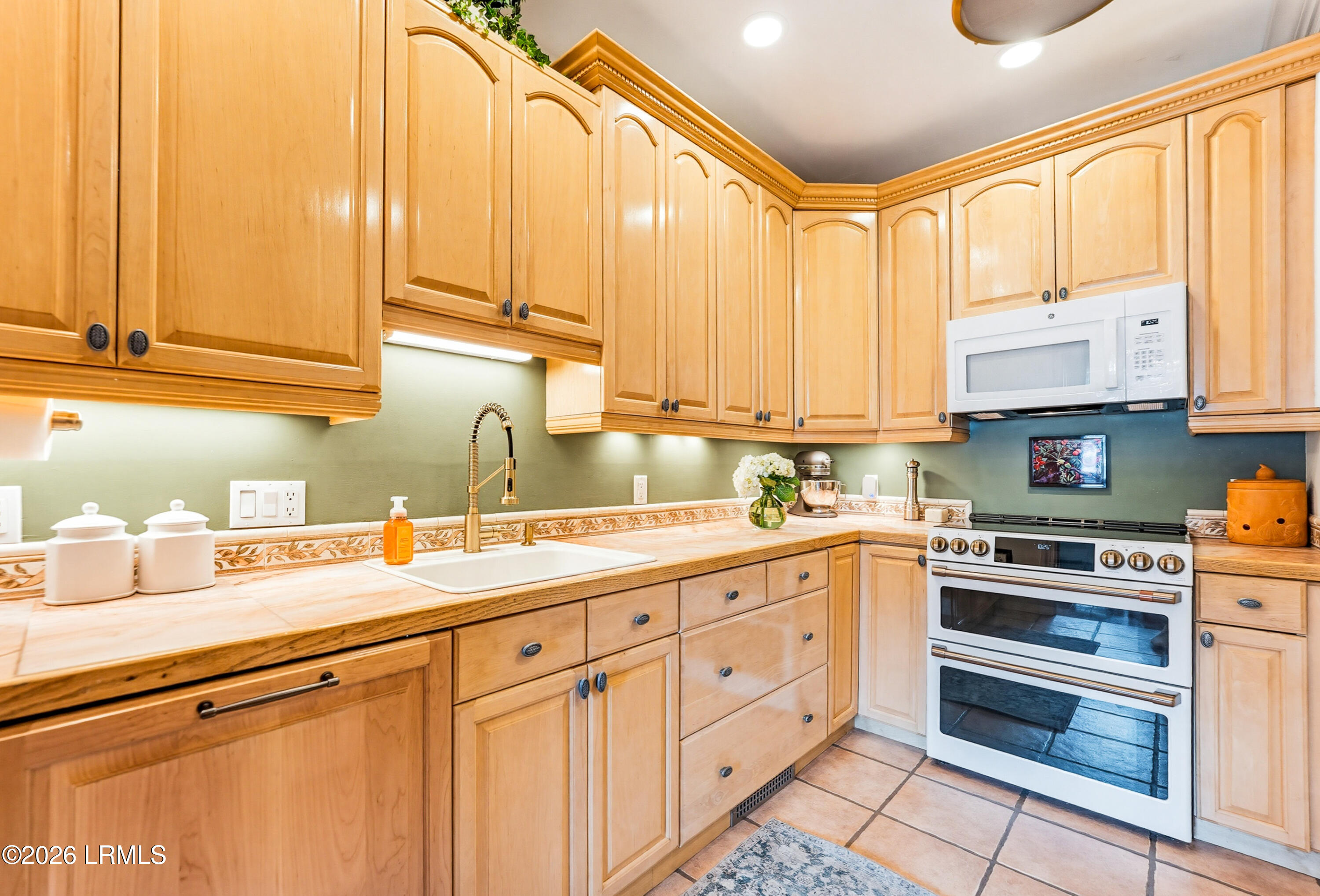 895 Ribaut Road, Unit 9 Beaufort, SC 29902 - Photo 16 of 57 Gourmet kitchen