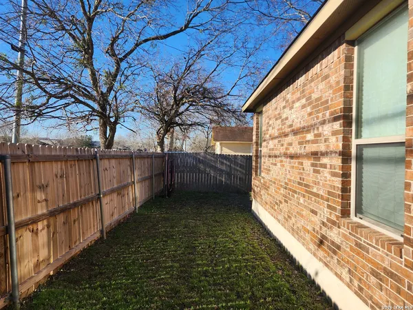 $1,295 | 901 Brown Rock Drive, New Braunfels, TX 78130