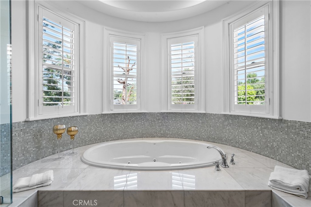 3255 Lombardy Road Pasadena, CA 91107 - Photo 29 of 69 master bathroom tub