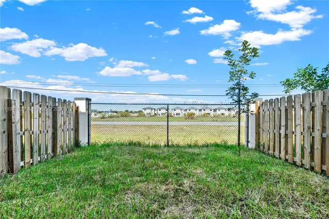 a view of a house with backyard and garden