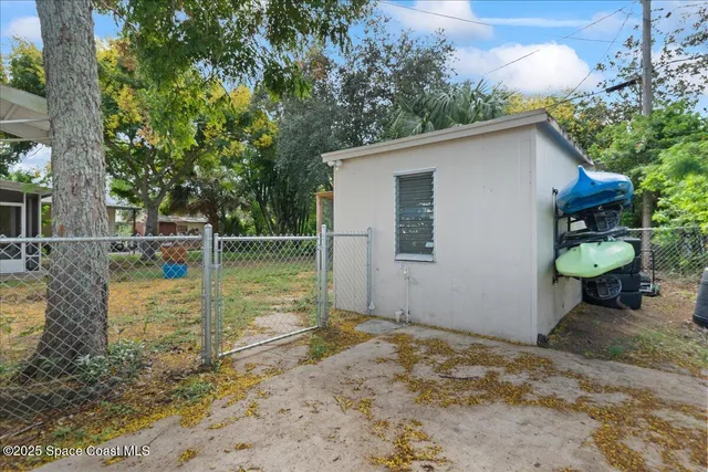 a view of a backyard