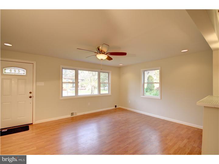 206 Warwick Road Deptford, NJ 08096 - Photo 5 of 13 Living Room