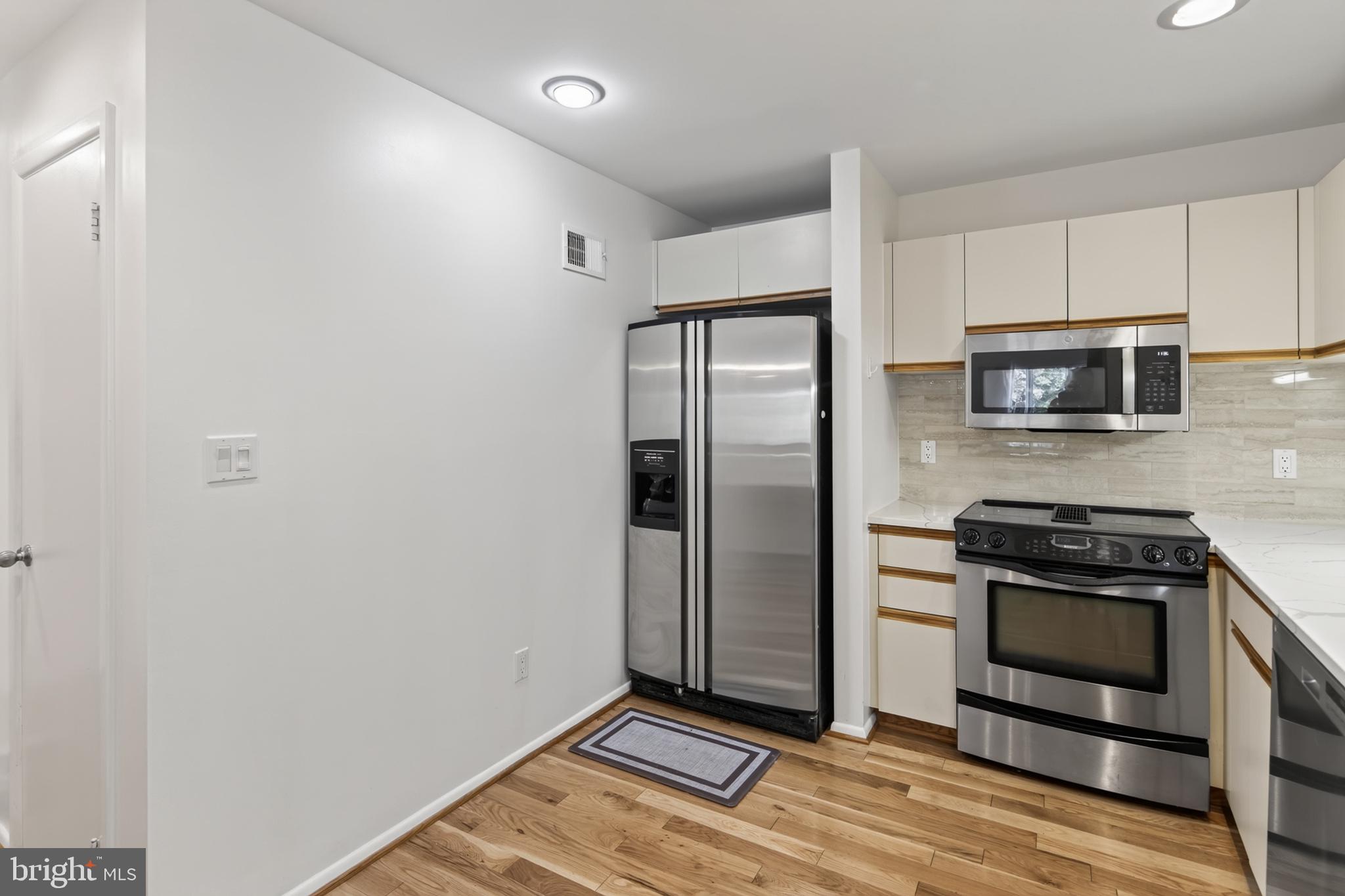 1987 Lakeport Way Reston, VA 20191 - Photo 9 of 56 Kitchen