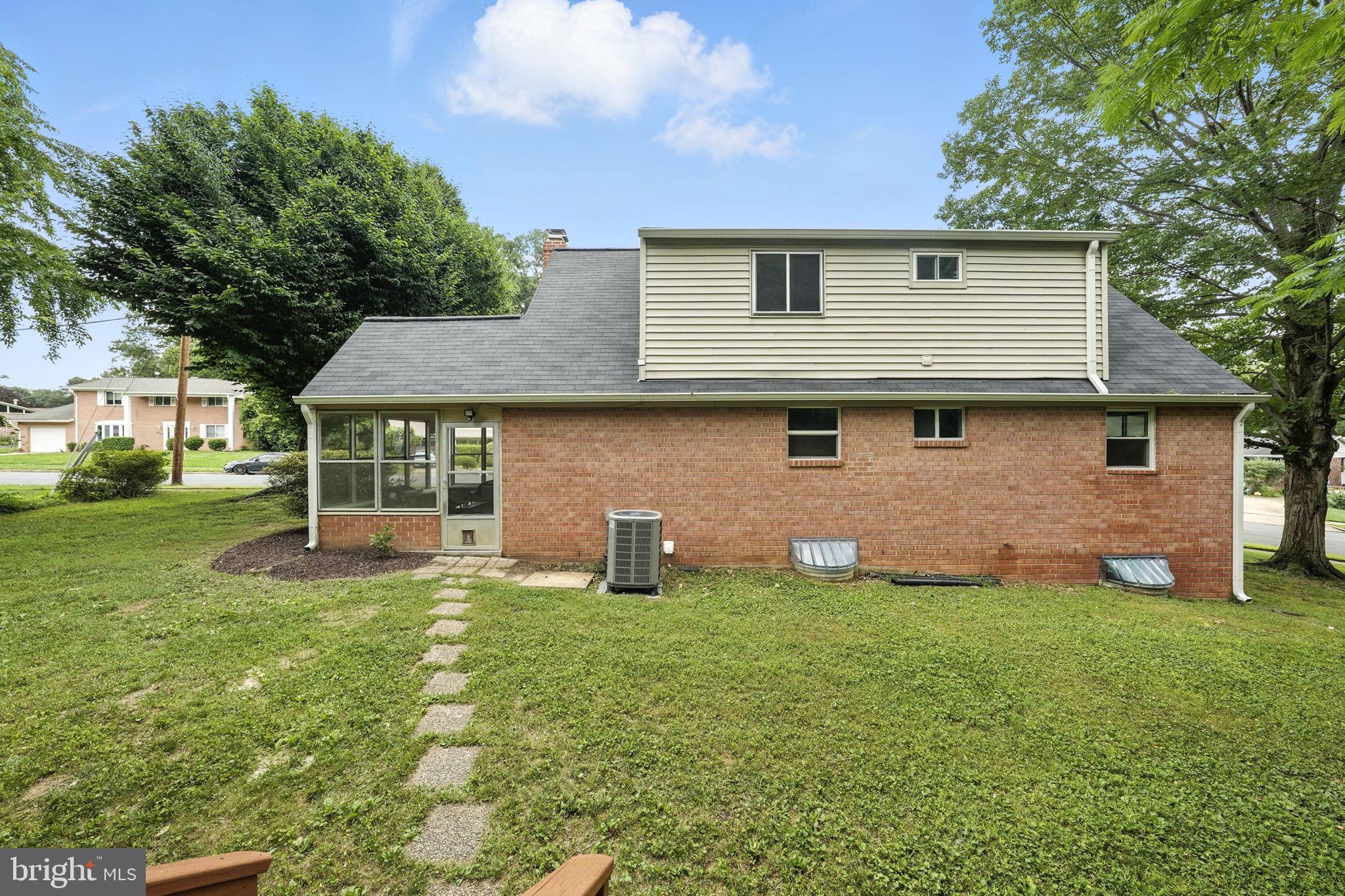 6910 Barnack Drive Springfield, VA 22152 - Photo 39 of 44 a front view of house with yard